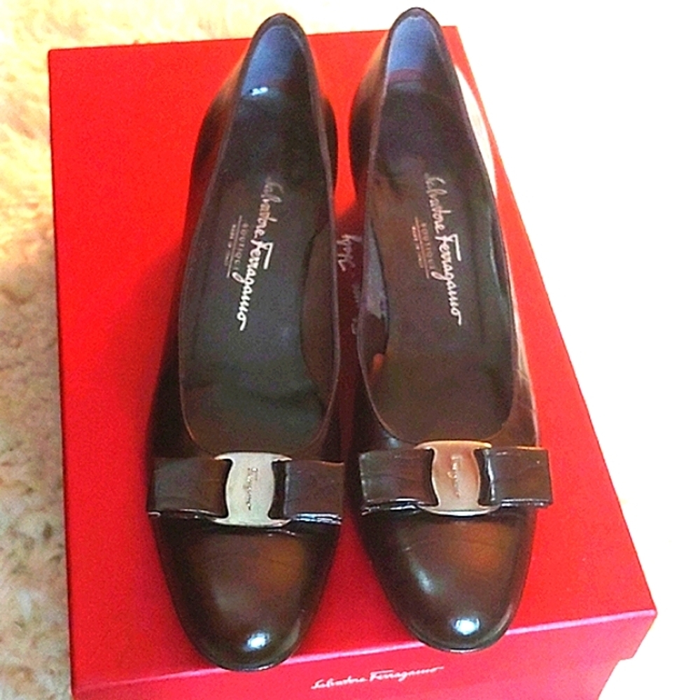 SALVATORE FERRAGAMO 9 BROWN LEATHER CROCODILE EMBOSSED SIGNATURE VARA BOW PUMPS - Picture 2 of 13